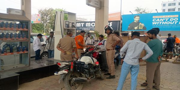 जौनपुर में पेट्रोल-डीजल को लेकर अफवाह से पंपों पर भीड़ जुटी