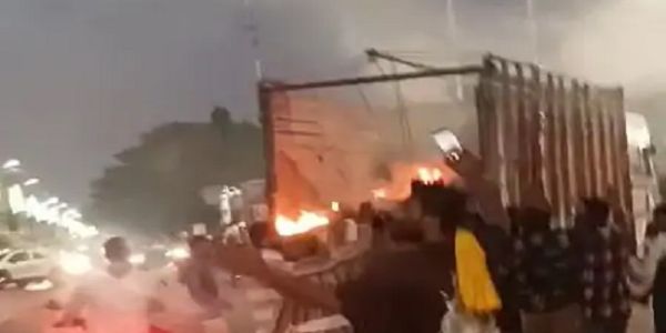 मप्रः खरगोन में पेट्रोल पंप के पास खड़े ट्रक में लगी आग, टला बड़ा हादसा