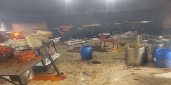 गंदगी के बीच बन रहा था खाना: खाद्य सुरक्षा टीम ने होटल पर मारा छापा