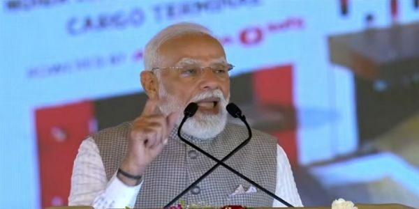 सभा को संबोधित करते हुए प्रधानमंत्री मोदी सभा को संबोधित करते हुए प्रधानमंत्री मोदी