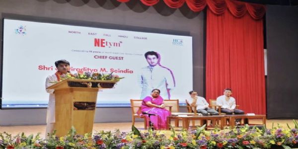 नई दिल्ली में हिंदू कॉलेज के एनईटिम 2026 कार्यक्रम में पूर्वोत्तर क्षेत्र की संभावनाओं पर संबोधित करते केंद्रीय मंत्री ज्योतिरादित्य सिंधिया।