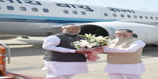 उपराष्ट्रपति का स्वागत करते राज्यपाल