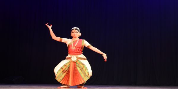 कलाकार तनुषा त्यागी सांस्कृतिक कार्यक्रम में नृत्य करती हुईं।