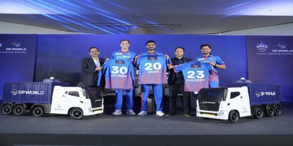 डीपी वर्ल्ड और दिल्ली कैपिटल्स की साझेदारी नवीनीकरण के दौरान प्रतिनिधि टीम की जर्सी प्रदर्शित करते हुए।