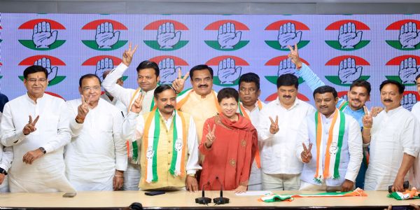 दिल्ली में कुमारी शैलजा, गुरदीप सिंह सप्पल और गणेश गोदियाल की मौजूदगी में भाजपा के पूर्व विधायक समेत छह नेता कांग्रेस में शामिल होते हुए।