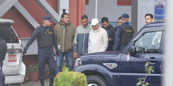 स्वास्थ्य परीक्षण के लिए जाते हुए ओली स्वास्थ्य परीक्षण के लिए जाते हुए ओली