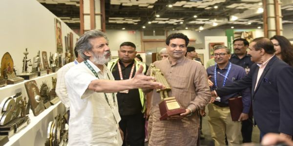 दिल्ली के कला, संस्कृति, भाषा, पर्यटन एवम श्रम मंत्री कपिल मिश्रा के साथ अन्य लोग मौजूद दिल्ली के कला, संस्कृति, भाषा, पर्यटन एवम श्रम मंत्री कपिल मिश्रा के साथ अन्य लोग मौजूद