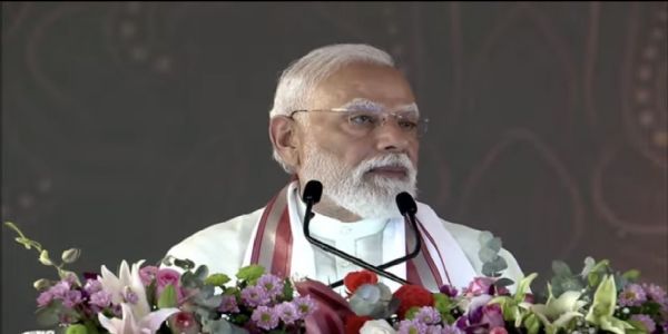 पुडुचेरी में विकास परियोजनाओं के उद्घाटन समारोह के दौरान जनसभा को संबोधित करते प्रधानमंत्री नरेन्द्र मोदी।