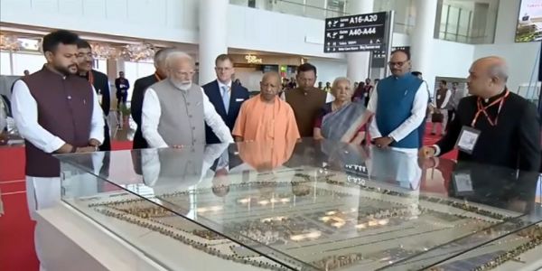 नाेएडा जेवर पोर्ट का भ्रमण करते प्रधानमंत्री मोदी