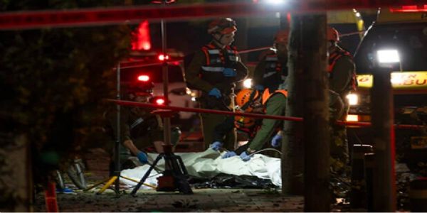 इजराइल की राजधानी तेल अवीव में शनिवार तड़के हुए हमले में एक व्यक्ति की मौत हो गई। घटनास्थल पर मौजूद इजराइली सुरक्षा और बचाव बल।