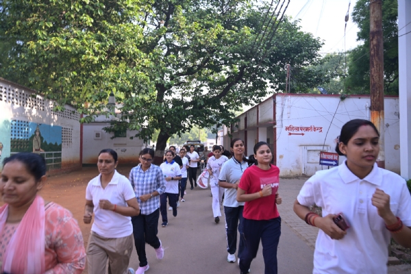 मैराथन दौड़ में प्रतिभाग करती महिला आरक्षियों के साथ उपनिरीक्षक व निरीक्षक। मैराथन दौड़ में प्रतिभाग करती महिला आरक्षियों के साथ उपनिरीक्षक व निरीक्षक।