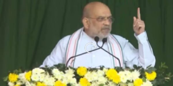 शोणितपुर में जनसभा को संबोधित करते केंद्रीय गृह मंत्री अमित शाह शोणितपुर में जनसभा को संबोधित करते केंद्रीय गृह मंत्री अमित शाह