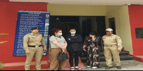 देहरादून पुलिस के साथ गिरफ्तार विदेशी महिलाएं।