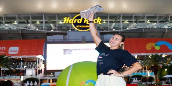 मियामी ओपन ट्रॉफी के साथ आर्यना सबालेंका मियामी ओपन ट्रॉफी के साथ आर्यना सबालेंका