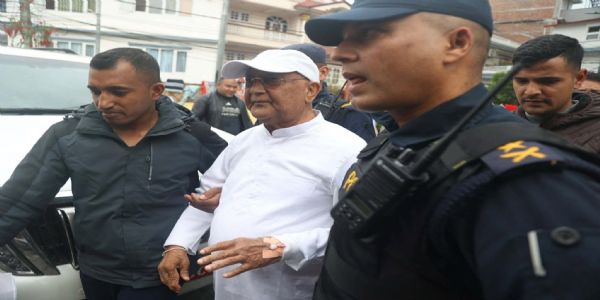 ओली को अस्पताल में भर्ती के लिए ले जाते हुए