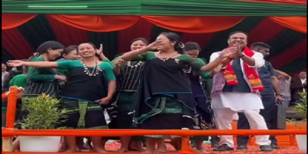 असमः कार्बी आंगलोंग जिले में रविवार को चुनाव प्रचार सभा के दौरान कार्बी बच्चियों के साथ आको एबार बीजेपी सरकार गाने की धुन पर थिरकते मुख्यमंत्री डॉ. हिमंत बिस्व सरमा असमः कार्बी आंगलोंग जिले में रविवार को चुनाव प्रचार सभा के दौरान कार्बी बच्चियों के साथ आको एबार बीजेपी सरकार गाने की धुन पर थिरकते मुख्यमंत्री डॉ. हिमंत बिस्व सरमा