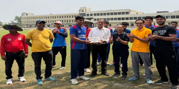 अवस्थी मेमोरियल टी-20 प्राइज मनी क्रिकेट टूर्नामेंट में मैन ऑफ द मैच का अवार्ड देते अतिथि।