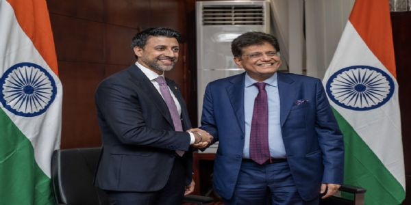 याउंडे में डब्ल्यूटीओ सम्मेलन के दौरान केंद्रीय मंत्री पीयूष गोयल कनाडा के अंतरराष्ट्रीय व्यापार मंत्री मनींदर सिद्धू के साथ द्विपक्षीय बैठक करते हुए।