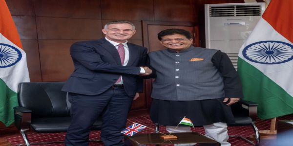 याउंडे में डब्ल्यूटीओ सम्मेलन के दौरान केंद्रीय मंत्री पीयूष गोयल ब्रिटेन के व्यापार एवं व्यवसाय सचिव पीटर जे काइल के साथ द्विपक्षीय बैठक करते हुए।