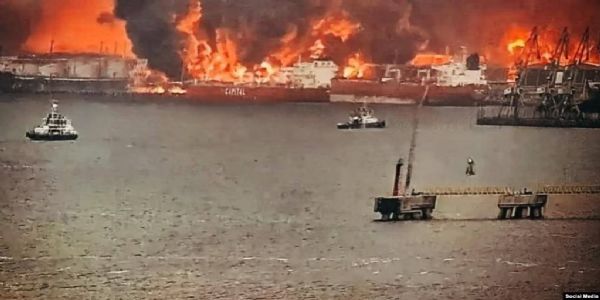 यूक्रेनी हमले के बाद रूस के उस्त-लूगा बंदरगाह में आग लगी यूक्रेनी हमले के बाद रूस के उस्त-लूगा बंदरगाह में आग लगी