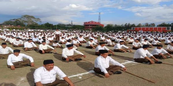 देहरादून परेड ग्राउंड में बाैद्धिक सुनते स्वयंसेवक।