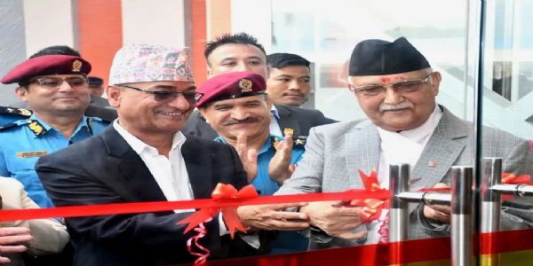 ओली और लेखक के द्वारा पुलिस भवन का उद्घाटन