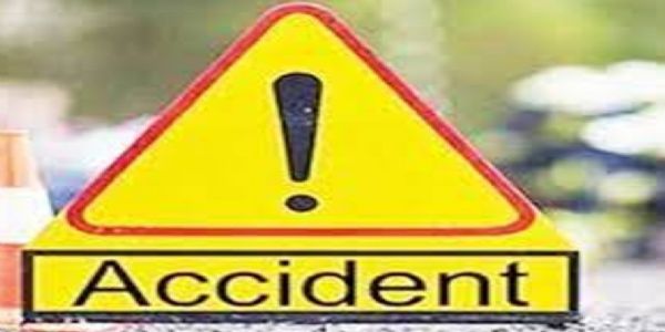 सोनभद्र : ट्रक कार की भिड़ंत में पति की मौत, पत्नी व पुत्र गंभीर