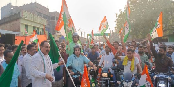 टोल प्लाजा के विरोध में कांग्रेस ने निकाली बाईक रैली