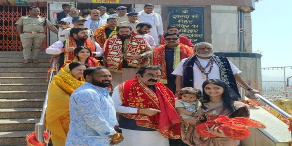 लोक निर्माण मंत्री राकेश सिंह मैहर पहुंचे, सपरिवार किए मां शारदा के दर्शन, प्रदेश की समृद्धि की कामना