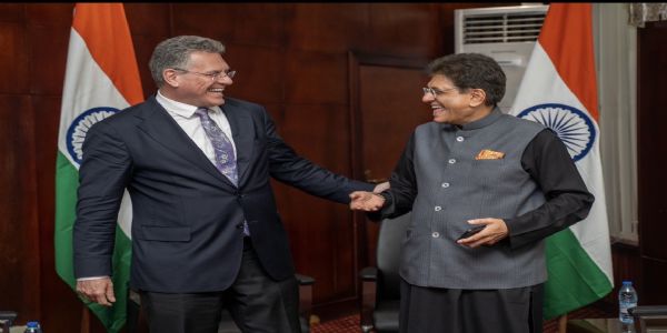 कैमरून के याउंडे में डब्ल्यूटीओ मंत्रिस्तरीय सम्मेलन के दौरान केंद्रीय मंत्री पीयूष गोयल यूरोपीय संघ के व्यापार आयुक्त मारोस शेफचोविच के साथ द्विपक्षीय बैठक करते हुए। कैमरून के याउंडे में डब्ल्यूटीओ मंत्रिस्तरीय सम्मेलन के दौरान केंद्रीय मंत्री पीयूष गोयल यूरोपीय संघ के व्यापार आयुक्त मारोस शेफचोविच के साथ द्विपक्षीय बैठक करते हुए।