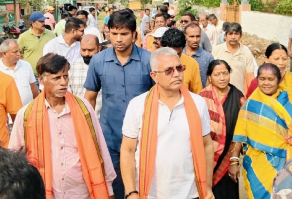 दिलीप घोष खड़गपुर में प्रचार करते हुए