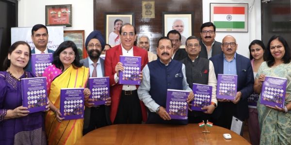 नई दिल्ली में आयोजित कार्यक्रम में केंद्रीय मंत्री डॉ. जितेन्द्र सिंह हृदय रोग विज्ञान पर आधारित पुस्तक का विमोचन करते हुए। नई दिल्ली में आयोजित कार्यक्रम में केंद्रीय मंत्री डॉ. जितेन्द्र सिंह हृदय रोग विज्ञान पर आधारित पुस्तक का विमोचन करते हुए।