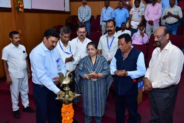 उद्घाटन करते अतिथि