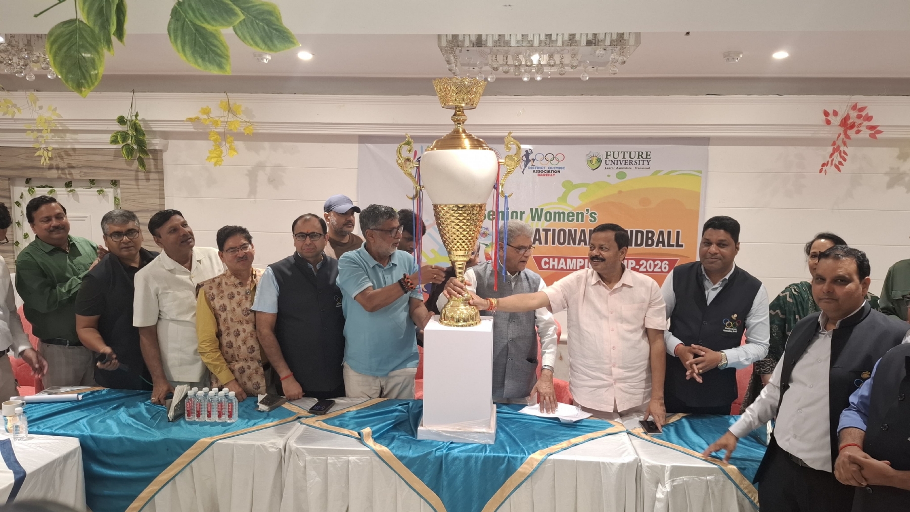 बरेली में 54वीं राष्ट्रीय सीनियर महिला हैंडबॉल प्रतियोगिता को लेकर आयोजित प्रेस वार्ता में मौजूद पदाधिकारी। बरेली में 54वीं राष्ट्रीय सीनियर महिला हैंडबॉल प्रतियोगिता को लेकर आयोजित प्रेस वार्ता में मौजूद पदाधिकारी।