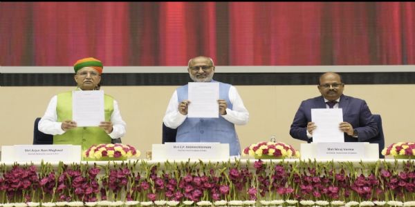 नई दिल्ली में टेली-लॉ पहल पर राष्ट्रीय परामर्श कार्यक्रम को संबोधित करते उपराष्ट्रपति सीपी राधाकृष्णन, साथ में केंद्रीय विधि एवं न्याय राज्य मंत्री अर्जुन राम मेघवाल एवं अन्य