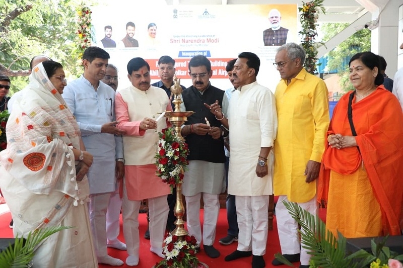 इंदौर एयरपोर्ट पर आयोजित  टर्मिनल-1 के लोकार्पण कार्यक्रम का शुभारंभ करते हुए मुख्यमंत्री