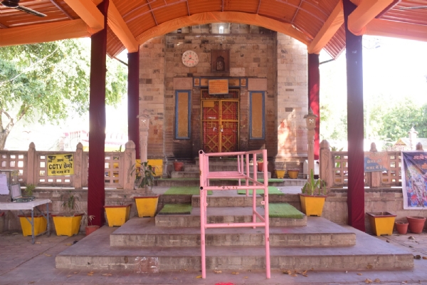 बंद पड़े मंदिर के कपाट