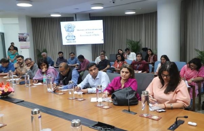 मीडिया को संबोधित करते हुए पेट्रोलियम मंत्री हरदीप सिंह पुरी