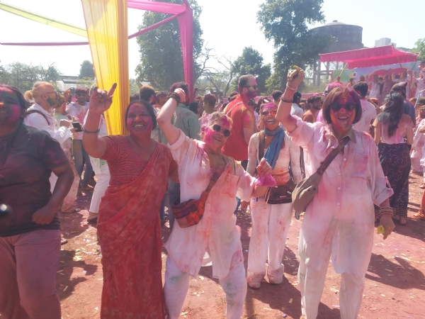 राजस्थानी रंग में रंगे विदेशी सैलानी:30 देशों के 4 हजार पर्यटक झूमे