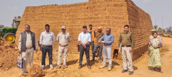 कार्रवाई करते अधिकारी।