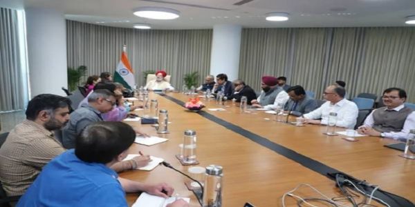 मीडिया को संबोधित करते हुए पेट्रोलियम मंत्री हरदीप सिंह पुरी