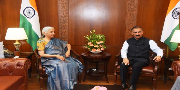 मुख्यमंत्री सुक्खू ने केंद्रीय वित्त मंत्री से भेंटकर मांगा राज्य के लिए विशेष पैकेज