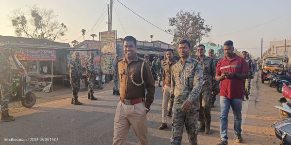 होली को लेकर सुरक्षा बलों ने किया फ्लैग मार्च