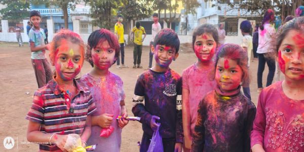 होली में खूब उड़ेगा रंग गुलाल, होलिका दहन में दिखा उत्साह
