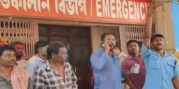 सड़क हादसे में दो युवकों की मौत, 12 घायल