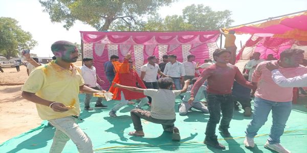 गुमडू के होली मिलन समारोह जमकर थिरके लोग