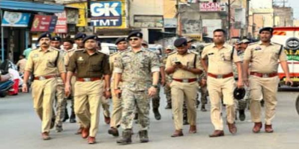 जगदलपुर : पुलिस बल ने शहर के महत्वपूर्ण स्थानों में किया फ्लैग मार्च