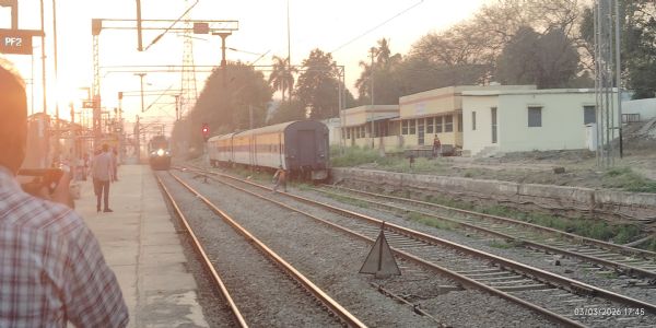 हाई स्पीड ट्रेन के सामने कूदा युवक, गैंगमैन को खींचकर बचाई जान