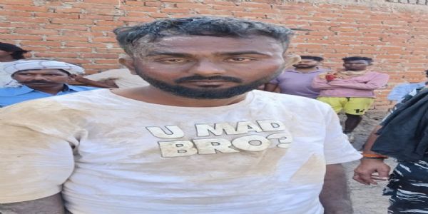 बोड़ाम थाना क्षेत्र के मिर्जाडीह में ग्रामीणों ने देसी कट्टा के साथ युवक पकड़ कर पुलिस को सौंपा