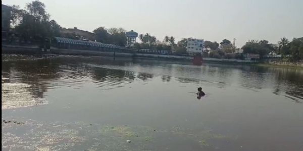 तालाब में नहाने उतरा डूबा दसवीं का छात्र, तलाश जारी